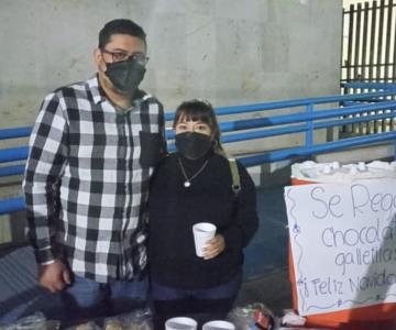 Regalan un poco de calor a quienes pasan la noche por fuera del hospital