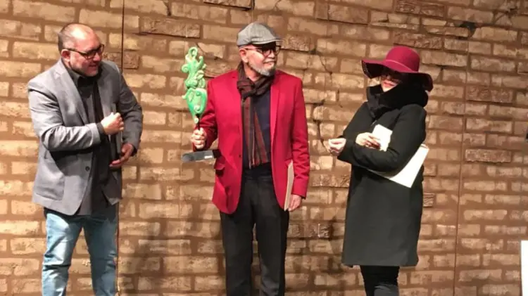 Sergio Galindo con el reconocimiento Desierto Ícaro 2022 (Foto: Jorge Flores/EXPRESO)