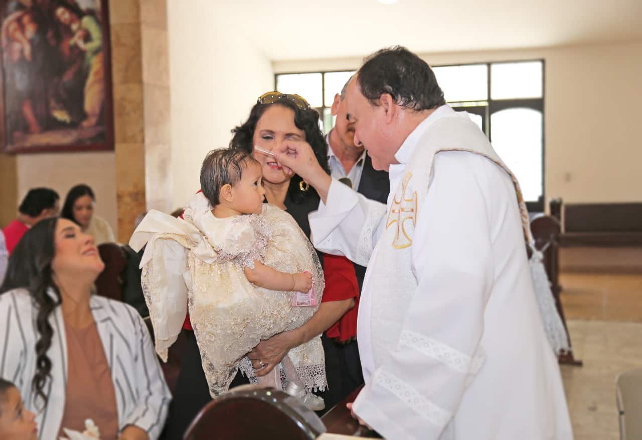 Es presentada ante la grey católica Ana Victoria