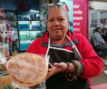 Amalia Ramírez prepara uno de los postres que no pueden faltar en Navidad