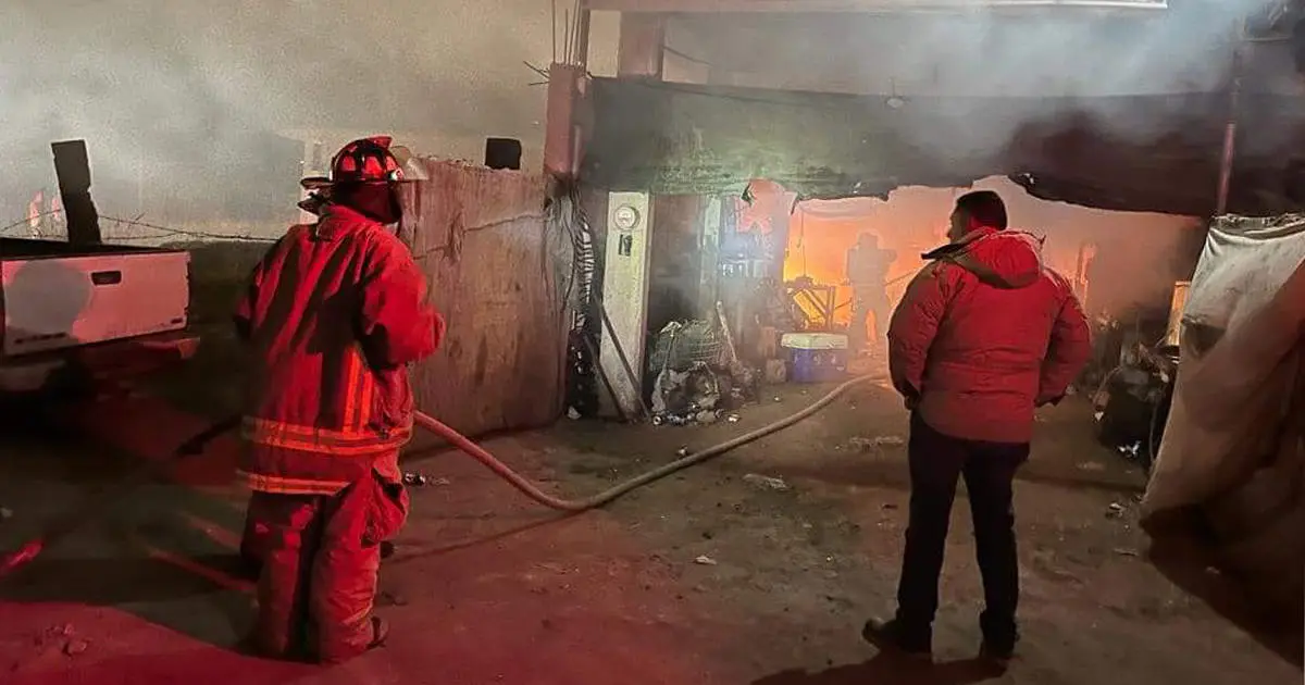 Empleado de llantera salva a operador de camión de incendio en vehículo