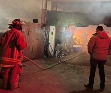 Empleado de llantera salva a operador de camión de incendio en vehículo