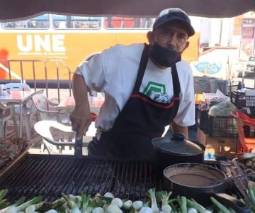 Ulises es el mero mero de los tacos en el tianguis navideño