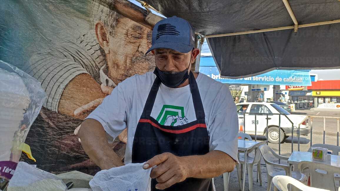 Ulises es el mero mero de los tacos en el tianguis navideño