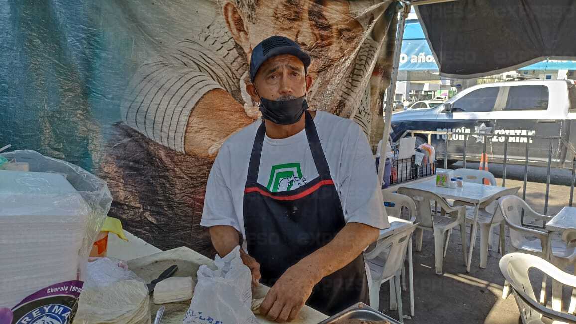 Ulises es el mero mero de los tacos en el tianguis navideño