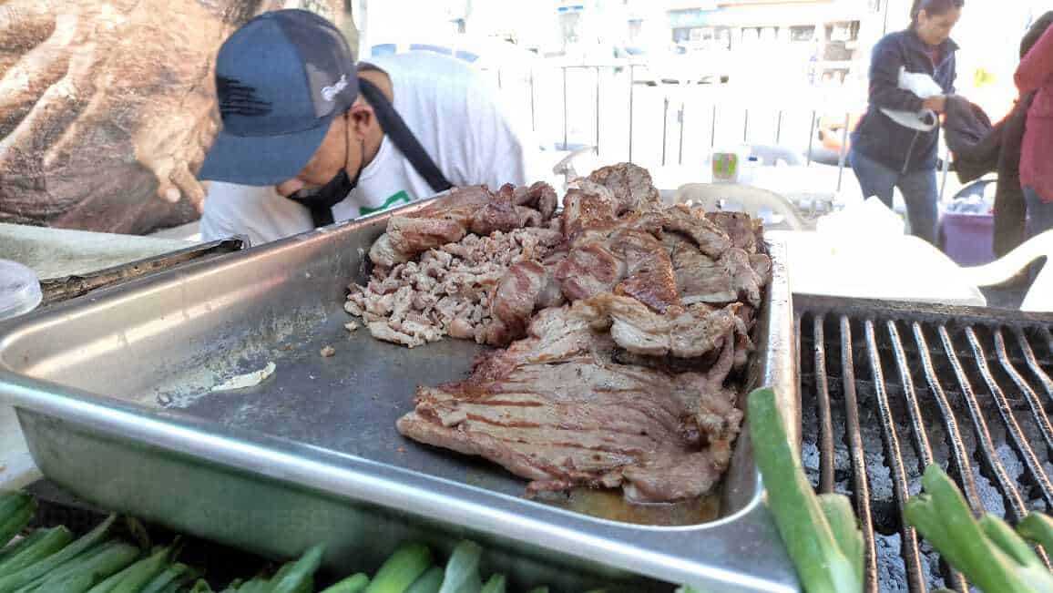 Ulises es el mero mero de los tacos en el tianguis navideño