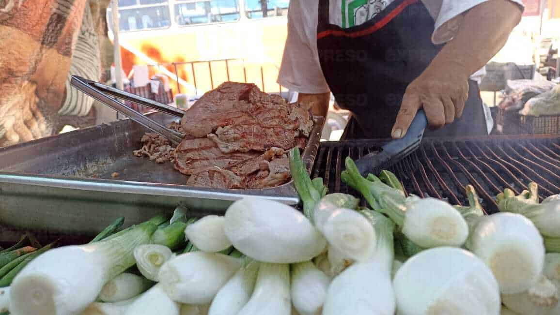 Ulises es el mero mero de los tacos en el tianguis navideño
