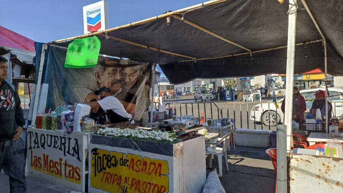 Ulises es el mero mero de los tacos en el tianguis navideño