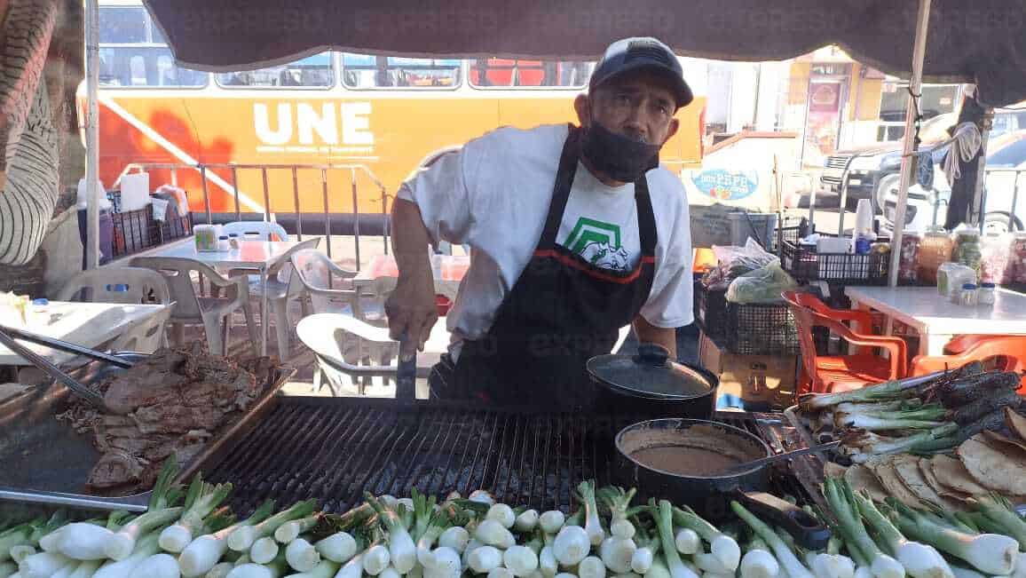 Ulises es el mero mero de los tacos en el tianguis navideño