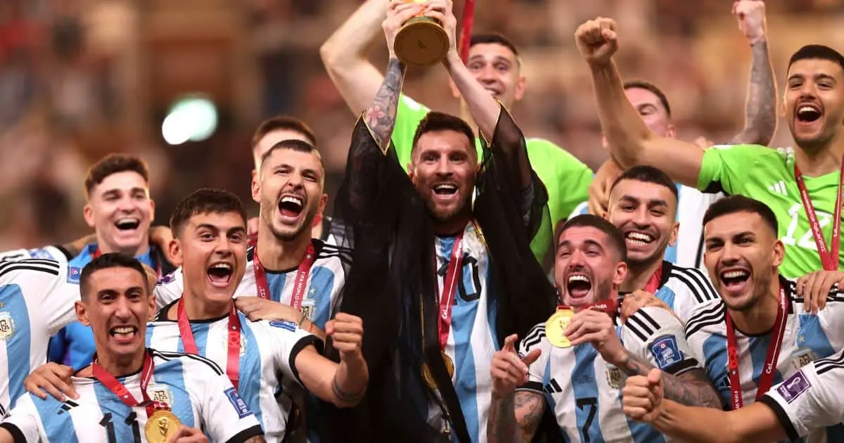 Lionel Messi levanta al fin su Copa del Mundo