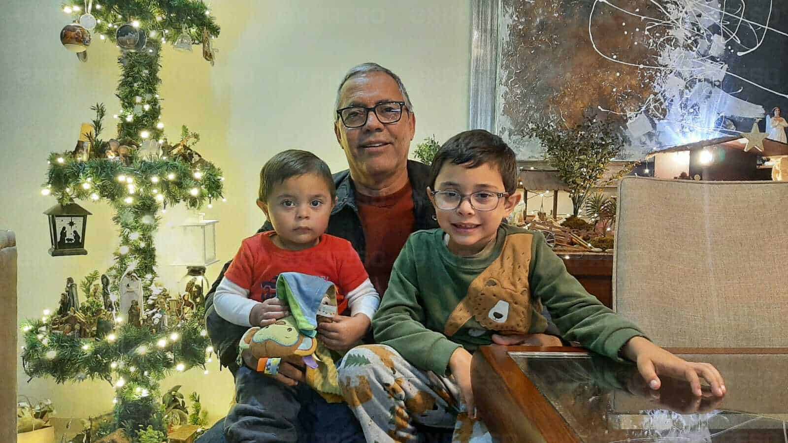 Saúl colecciona y atesora Nacimientos junto a sus nietos