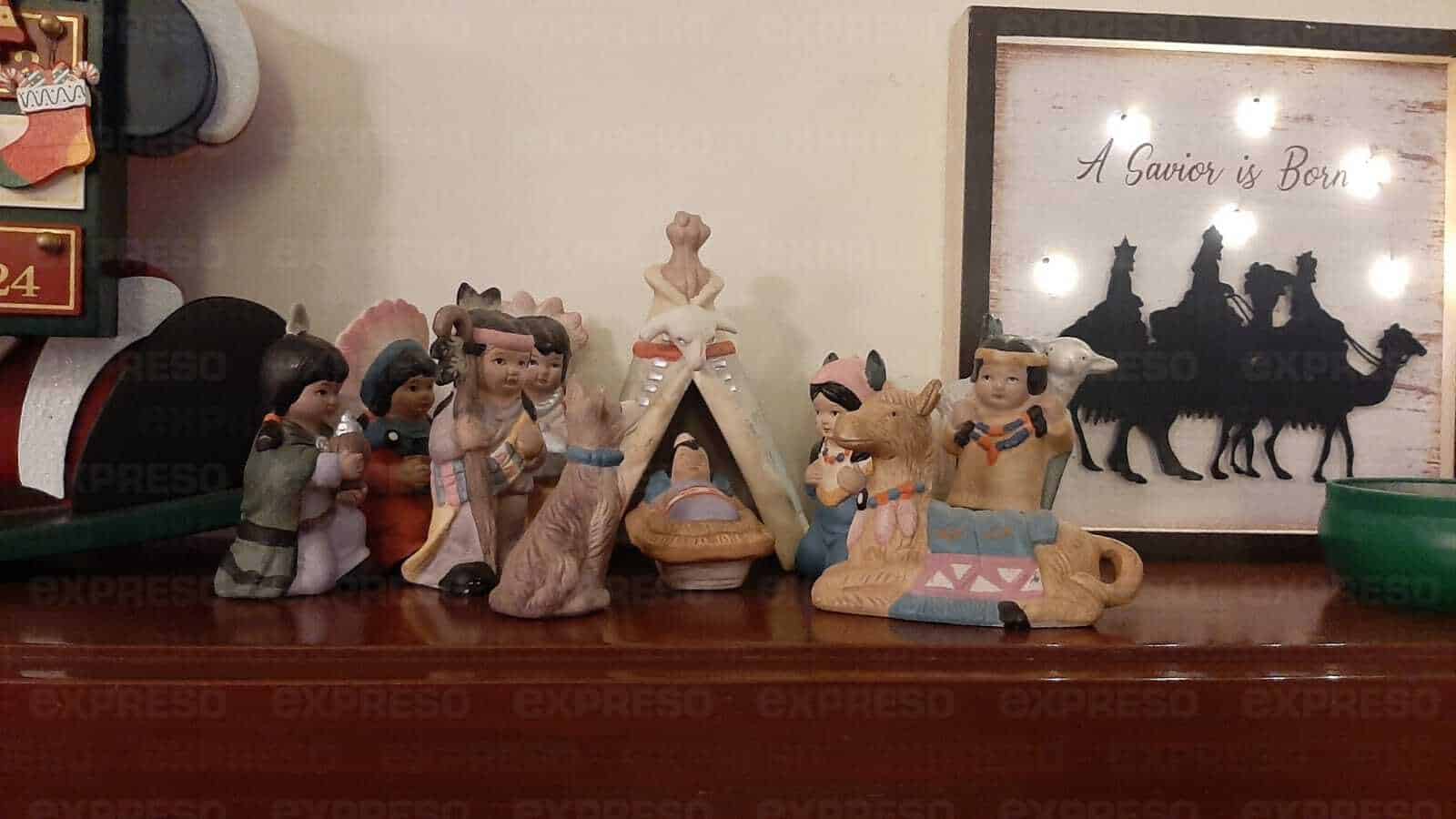 Saúl colecciona y atesora Nacimientos junto a sus nietos