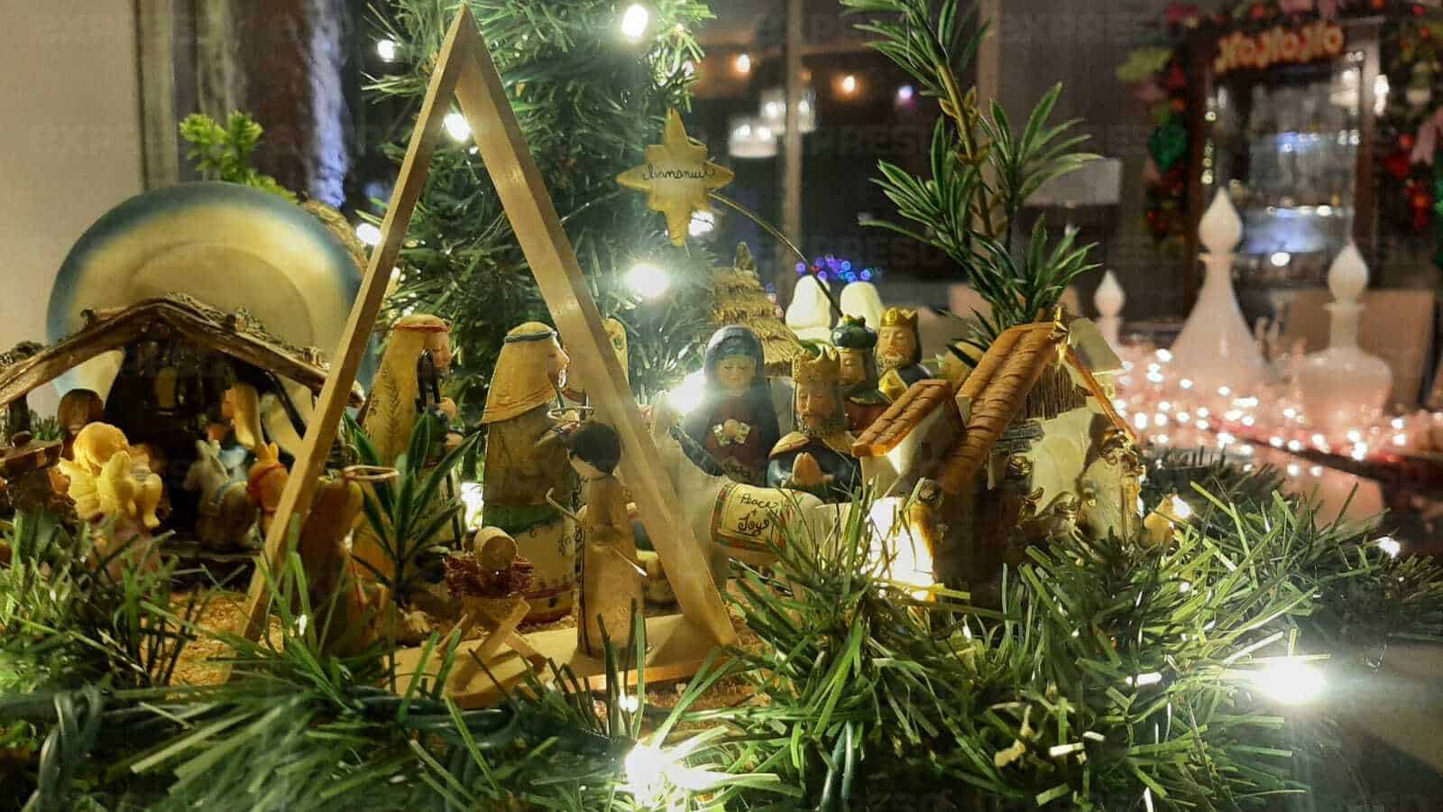 Saúl colecciona y atesora Nacimientos junto a sus nietos