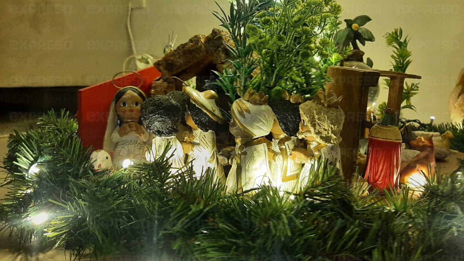 Saúl colecciona y atesora Nacimientos junto a sus nietos