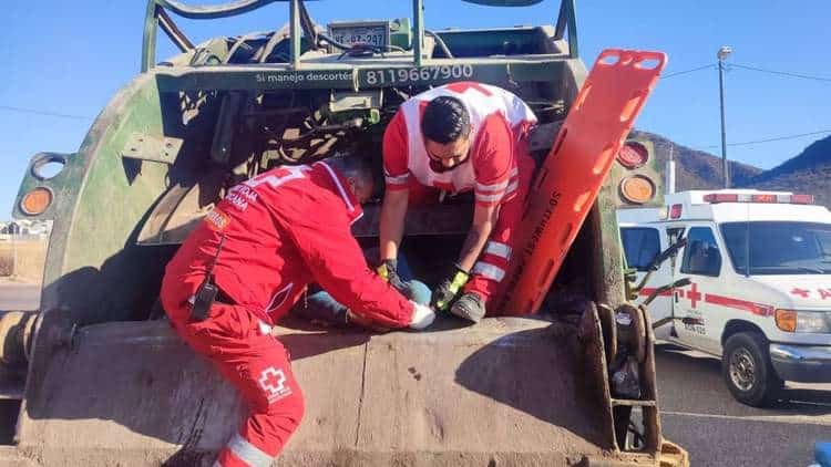 Hombre queda prensado dentro de un camión de basura; se quedó dormido