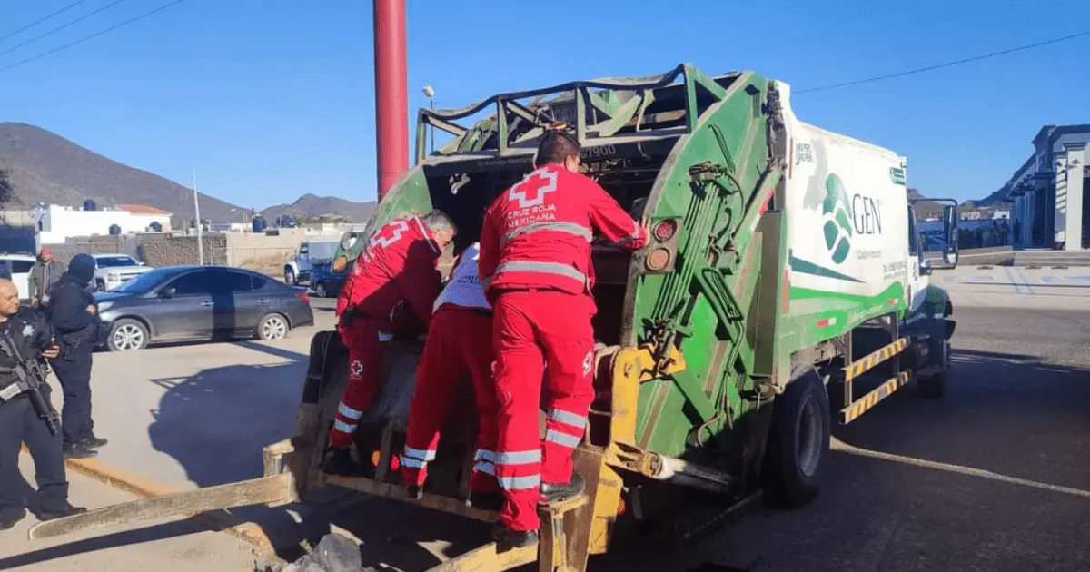 Hombre queda prensado dentro de un camión de basura; se quedó dormido