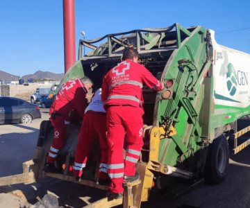 Hombre queda prensado dentro de un camión de basura; se quedó dormido