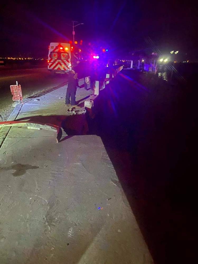 Cae camioneta al agua en el puente Douglas; fallece mujer ahogada