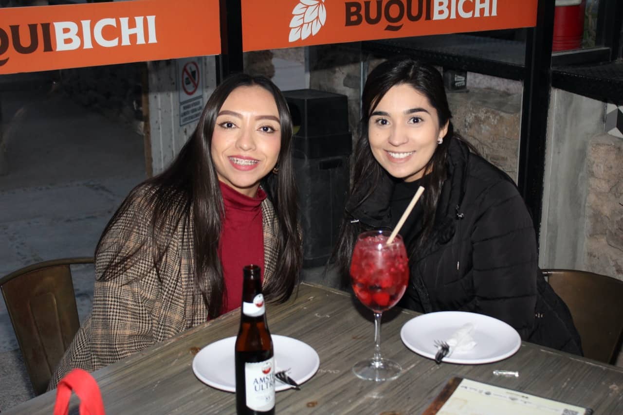 Disfrutan entre amigos