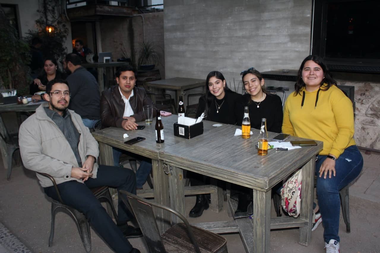 Disfrutan entre amigos