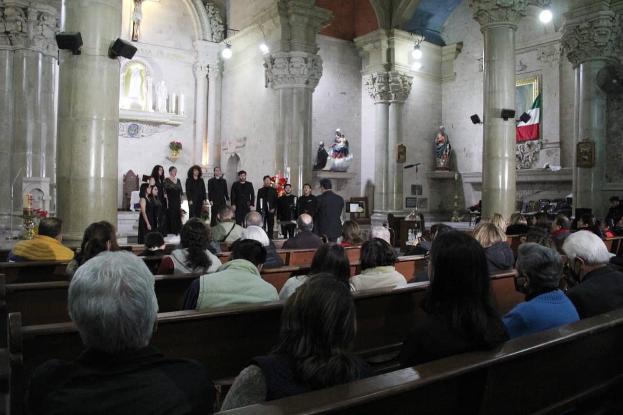 Llevan la música de la Navidad