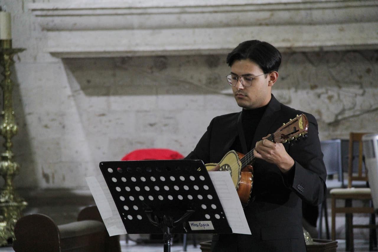 Llevan la música de la Navidad