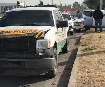 No vio el alto y se estrelló con otro pick up