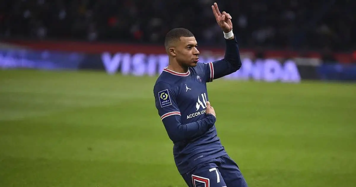 Dibu dedica burla a Mbappé con bebé de juguete