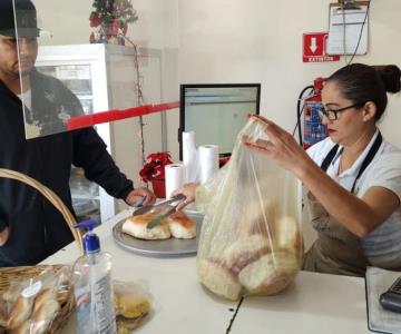 Panaderos se llenan de trabajo previo a cena navideña