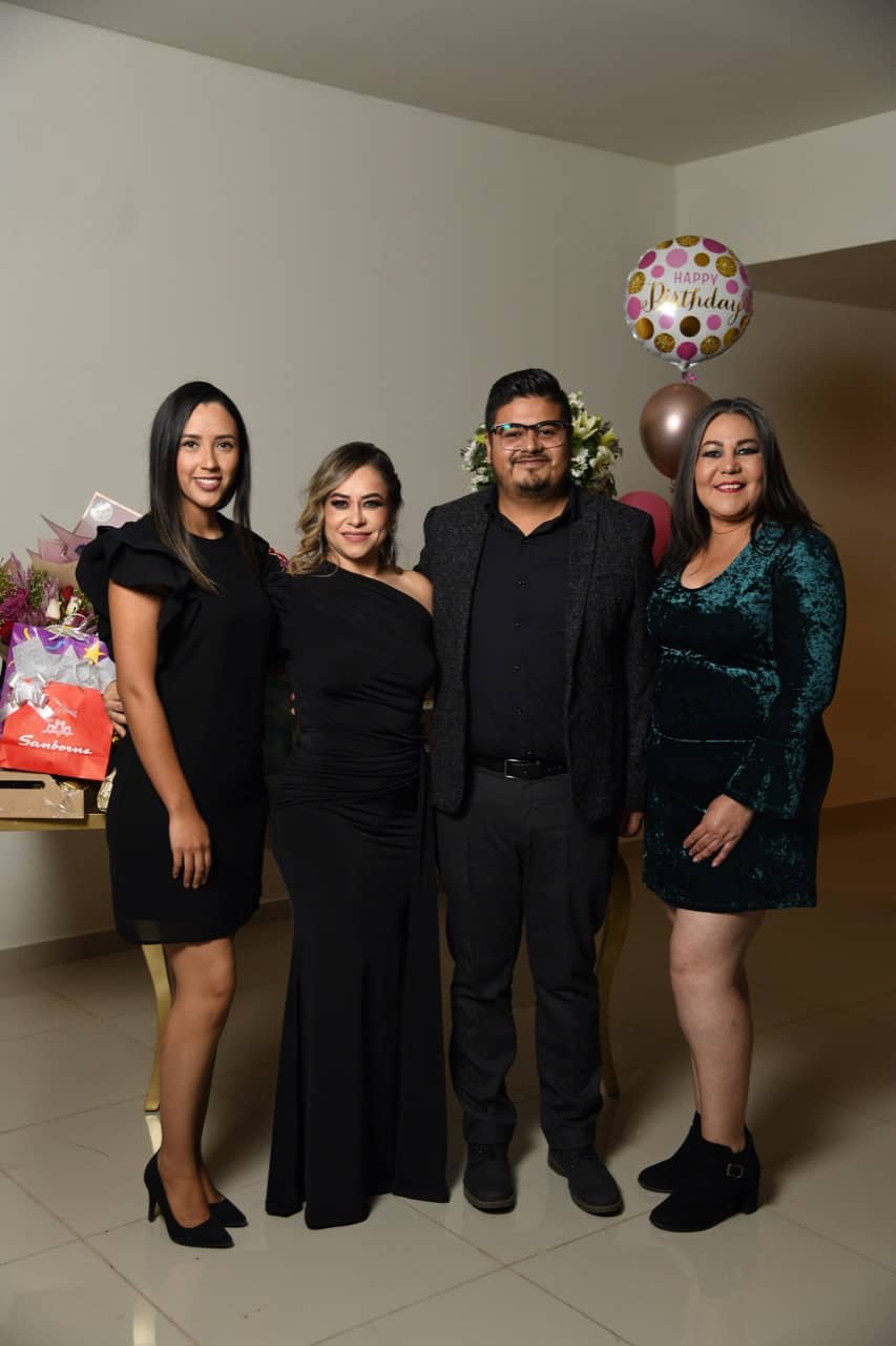 Festeja Karla López cumpleaños