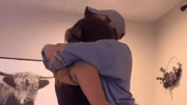 El abrazo casi imposible de una pareja que recorre el mundo