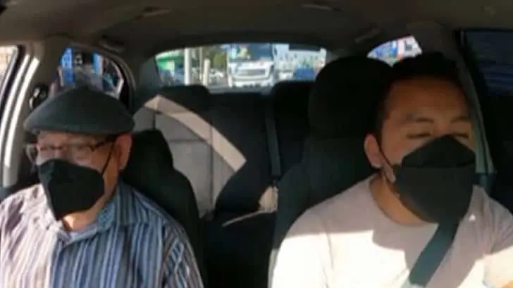 Chofer canta El Rey con abuelito y se hace viral en TikTok
