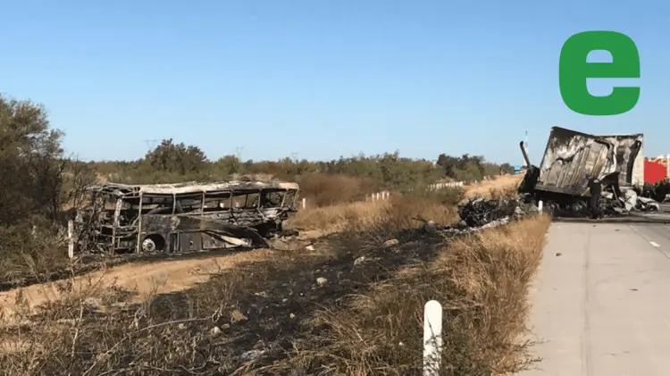 El autobús de pasajeros fue impactado por el trailer de carga pesada. (Foto: Jesús Ballesteros/EXPRESO)