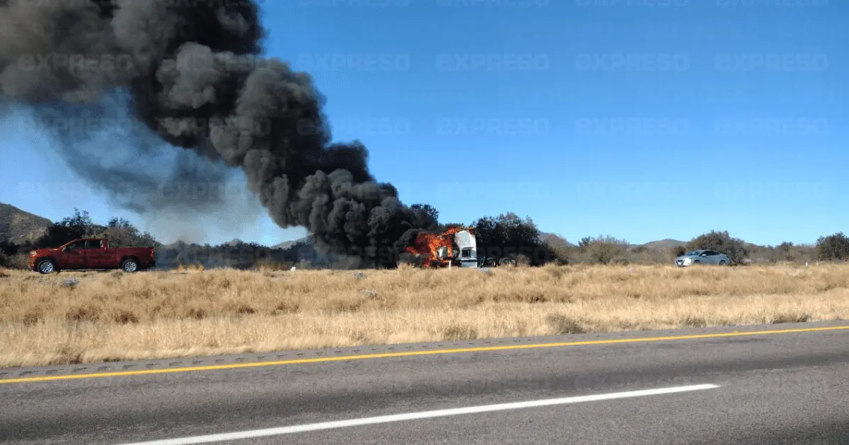 Tráiler en consumido por el fuego en tramo Hermosillo-Santa Ana