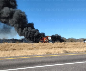 Tráiler en consumido por el fuego en tramo Hermosillo-Santa Ana