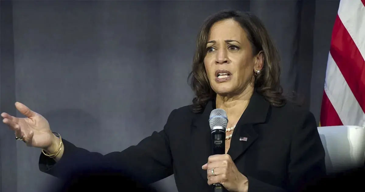Grupo de migrantes es dejado frente a la casa de Kamala Harris