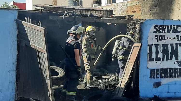 Llantera de la colonia Olivares arde en llamas