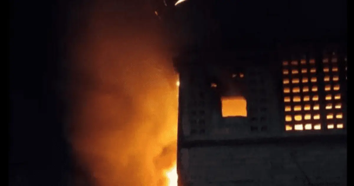 Rescatan a hombre tras incendio en su vivienda; su hijo prendió el fuego