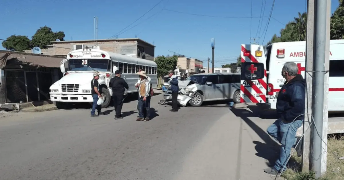Camión se queda sin frenos en puente elevado de Empalme