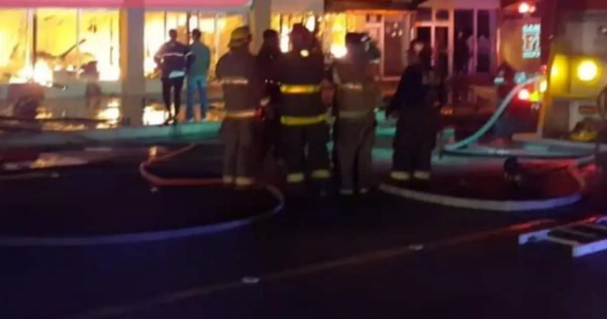 Bomberos combaten incendio en sector comercial de SLRC