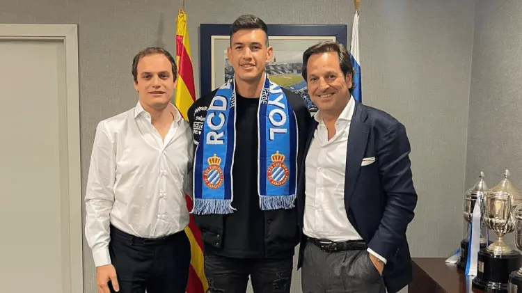 César Montes firmó este martes como nuevo jugador del Espanyol. (Foto: TW/@Cjasib)