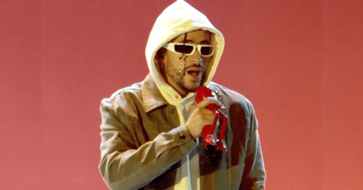 Bad Bunny da concierto gratis en una gasolinera; estos son los detalles