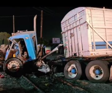 Video | Tren impacta contra tráiler que intentó ganarle; chofer sale ileso