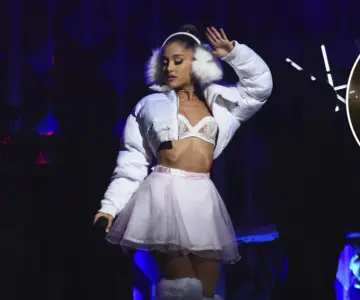 Ariana Grande alegra Navidad a víctimas de Manchester