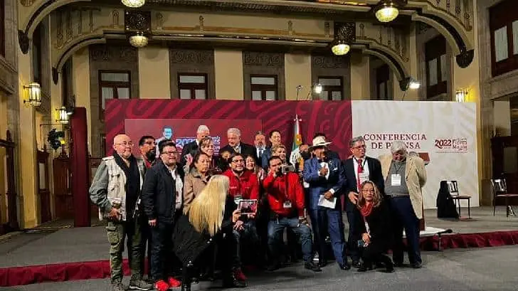 Andrés Manuel López Obrador con los periodistas de La Mañanera. (Foto: Especial / EXPRESO)