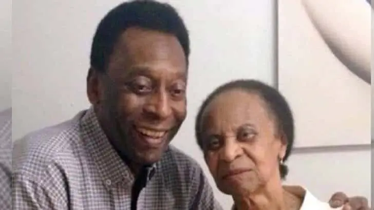 Pelé junto a su madre. (Foto: Especial / EXPRESO)