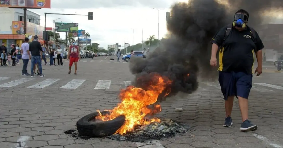 Embajada pide a mexicanos que se alejen de las protestas en Bolivia