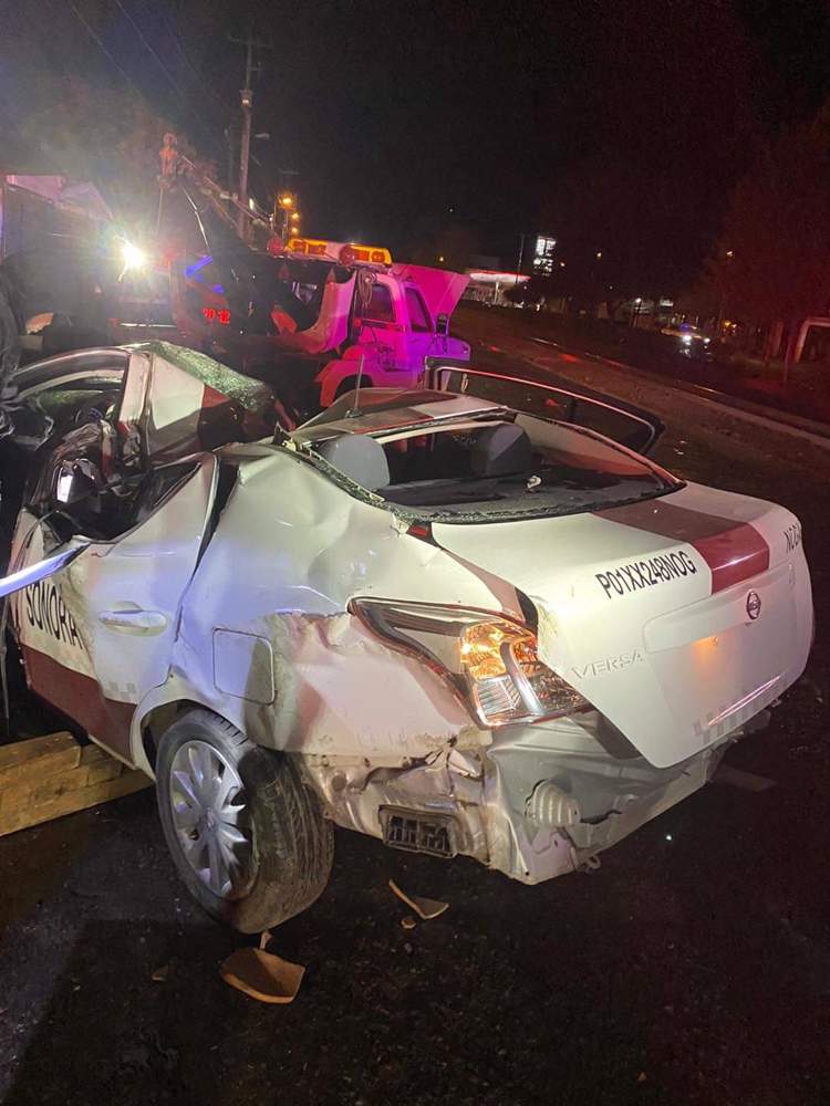 Chofer de taxi impacta contra poste de concreto; queda prensado