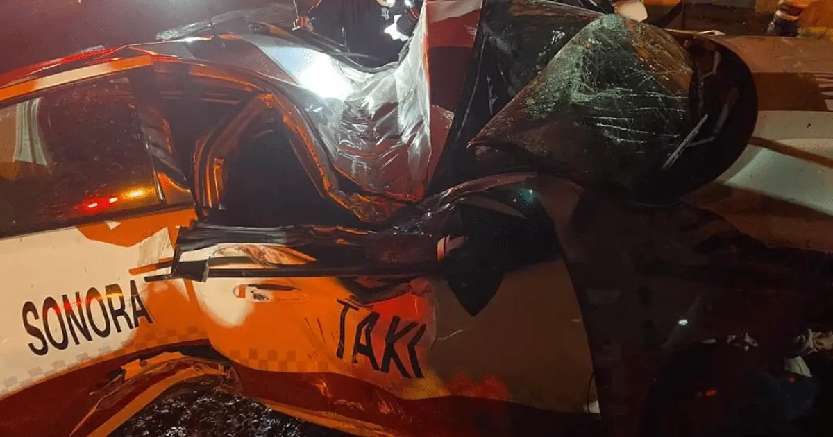 Chofer de taxi impacta contra poste de concreto; queda prensado