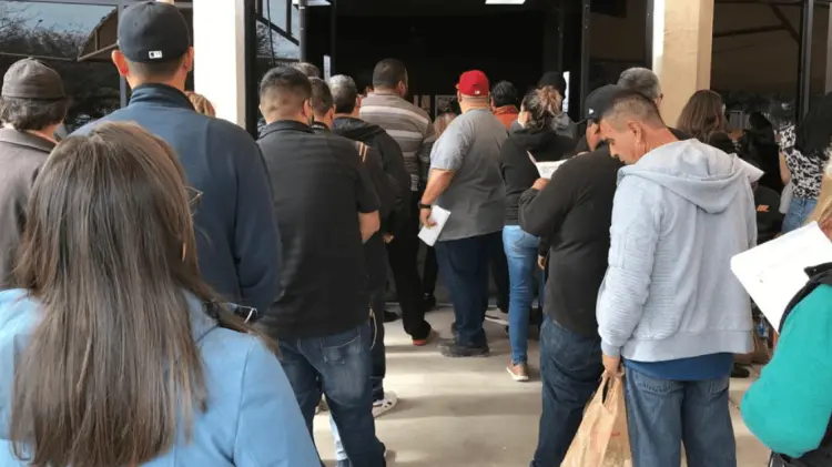 Hay más opciones que las agencias fiscales para pagar tu revalidación. (Foto: Jesús Ballesteros/EXPRESO)